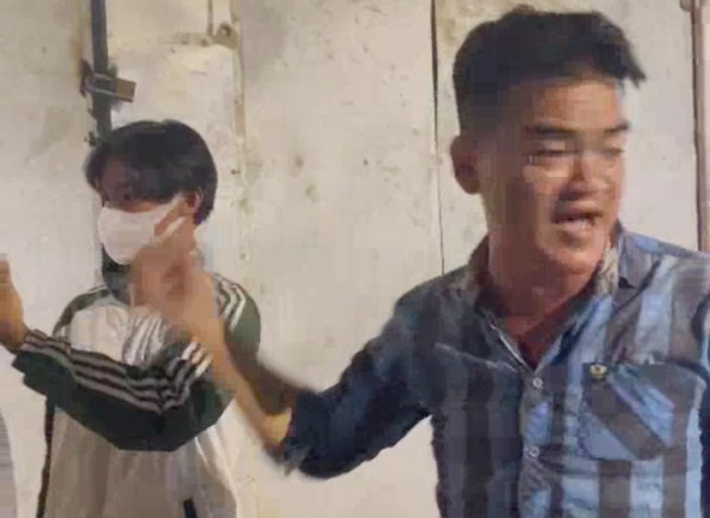 Chu cong trinh xay trai phep khoa cua nhot 2 can bo kiem tra hinh anh