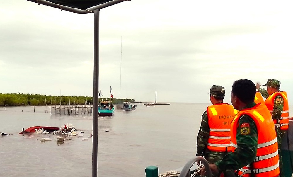 Mot nguoi tu vong trong ham may tau ca hinh anh