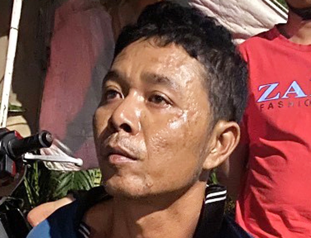 Nguoi vi pham nong do con nem gach vao cong an hinh anh