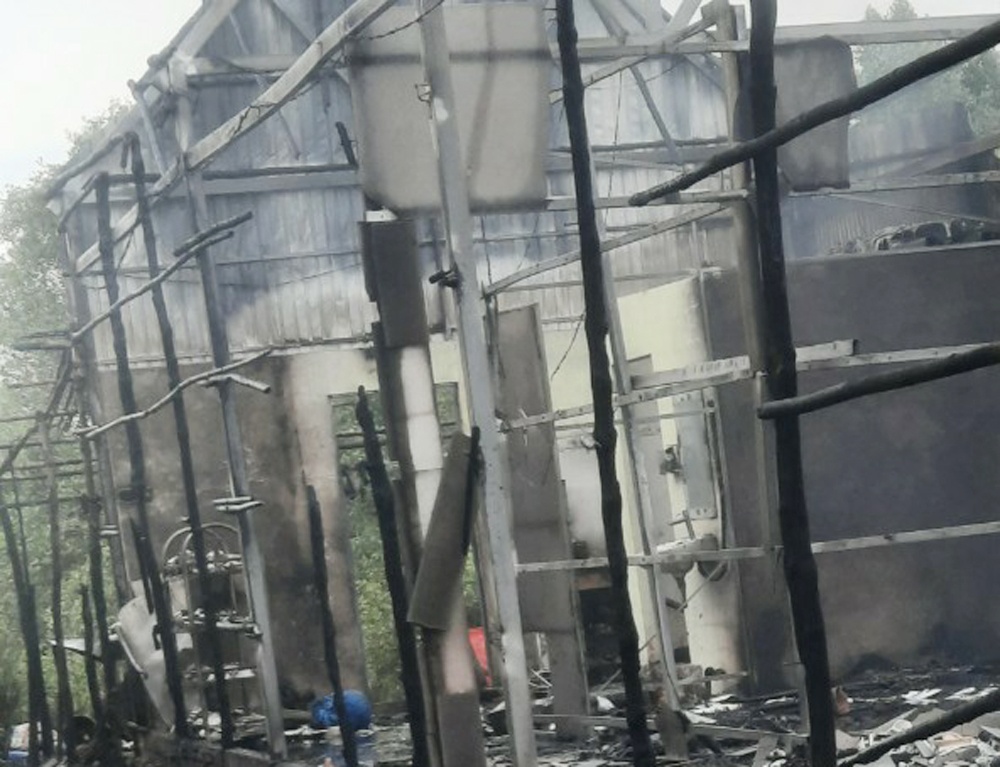 Nguoi dan ong say ruou dot nha chi ho hinh anh