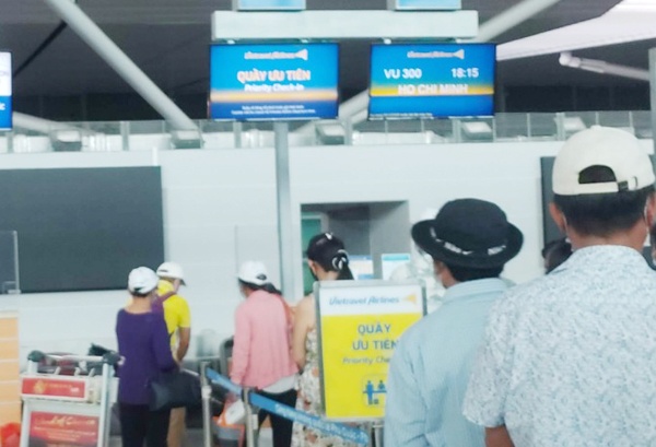 Viet kieu Phap lay dien thoai cua nguoi khac de quen tai san bay hinh anh