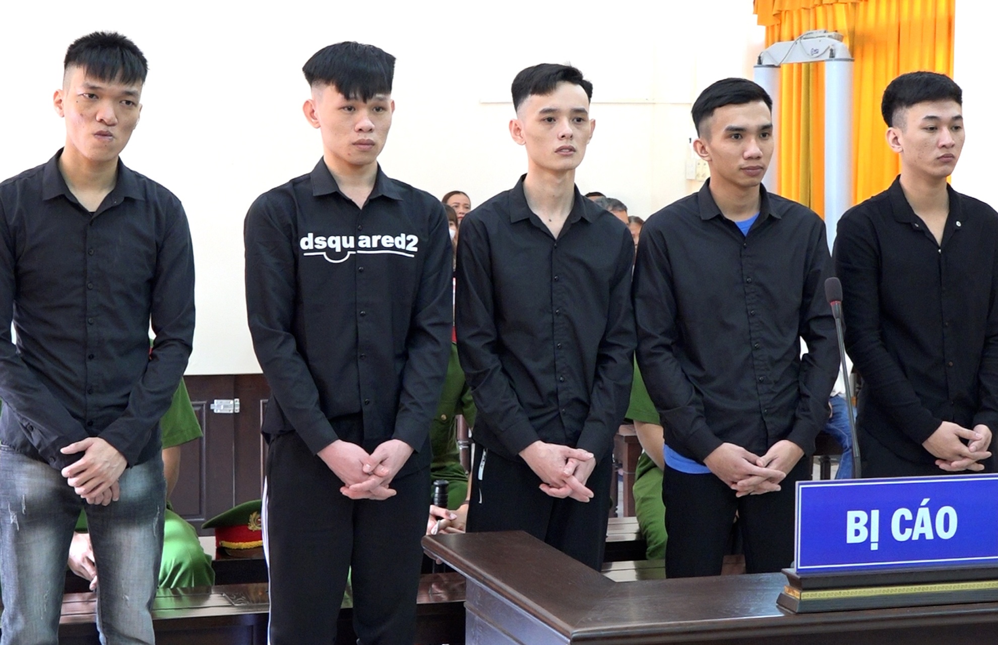 Chem dut lia canh tay anh 1