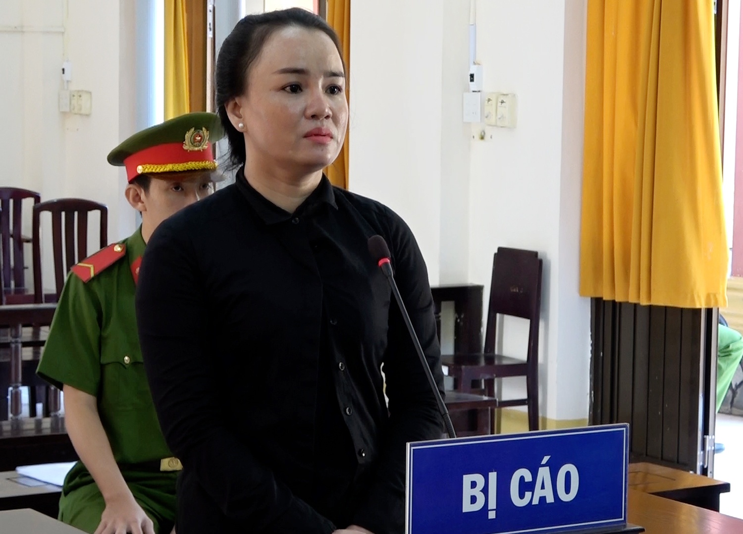 Nguoi phu nu lua dao anh 1