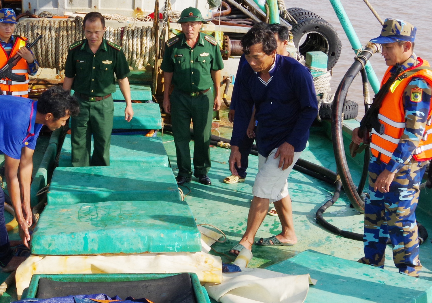 Tam giu tau ca cho 40.000 lit dau khong ro nguon goc hinh anh