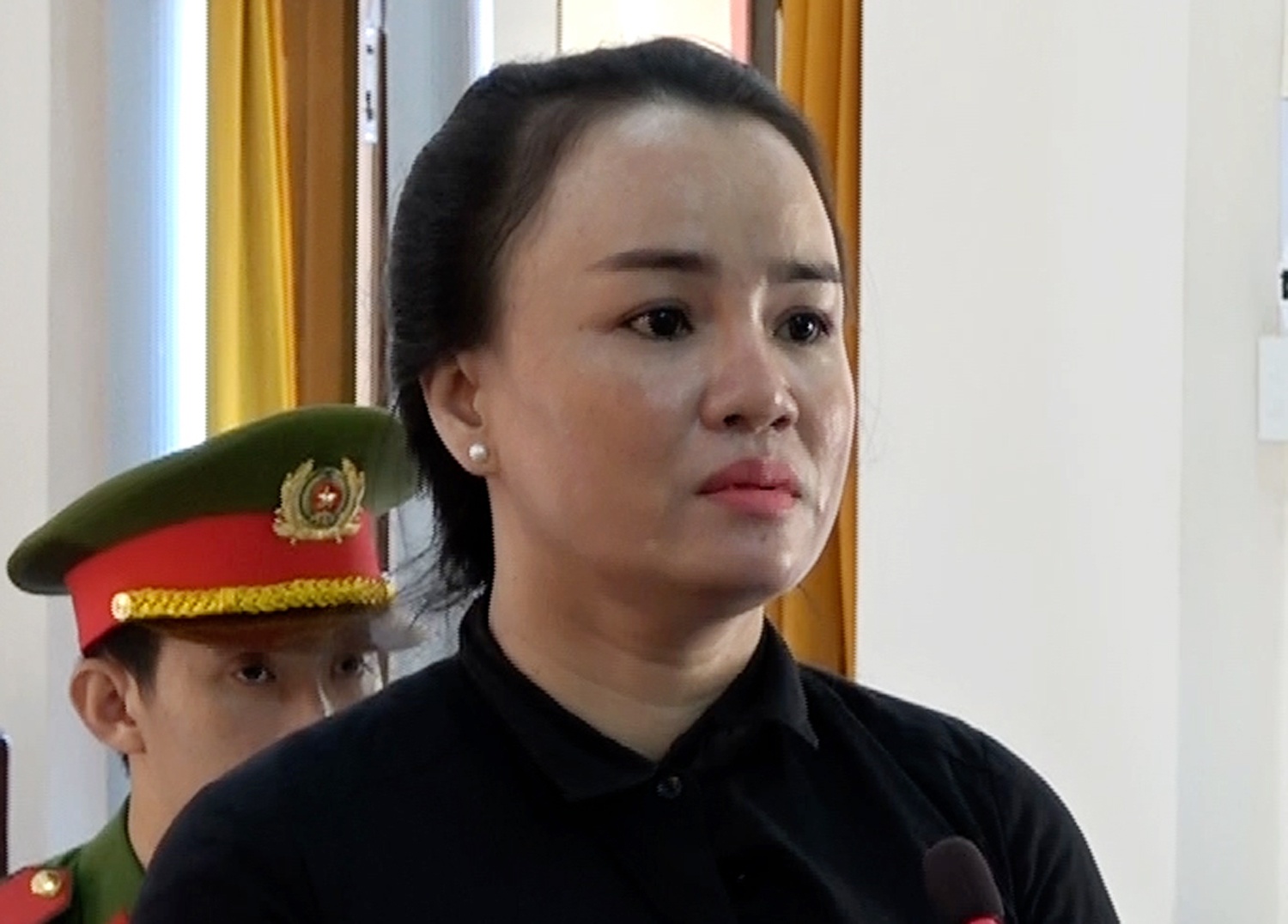 Dung hang loat giay dang ky xe gia de vay tien hinh anh