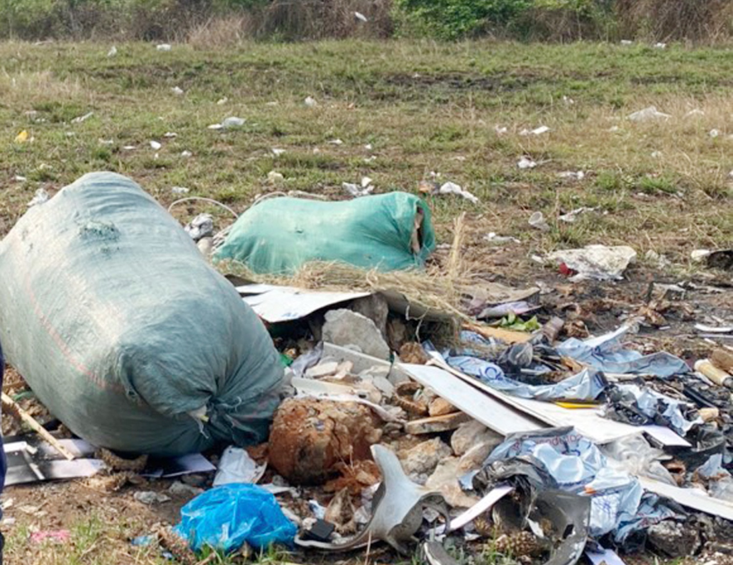 Phat hanh chinh nguoi do rac bua bai o Phu Quoc hinh anh