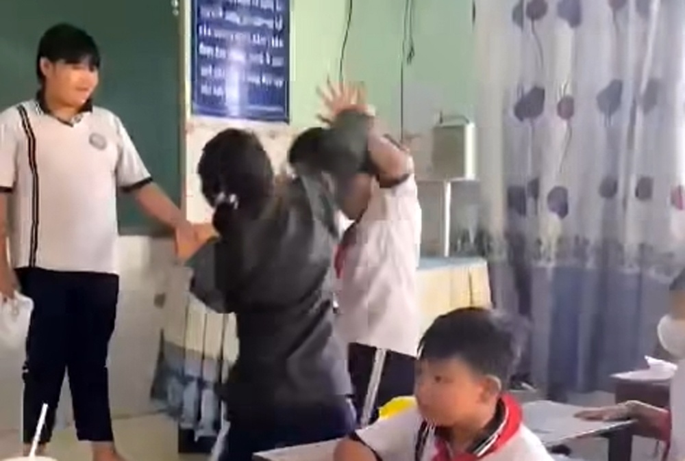 Nu sinh danh nhau anh 1