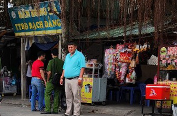 Nam sinh dam tu vong thanh nien truoc cong truong hinh anh