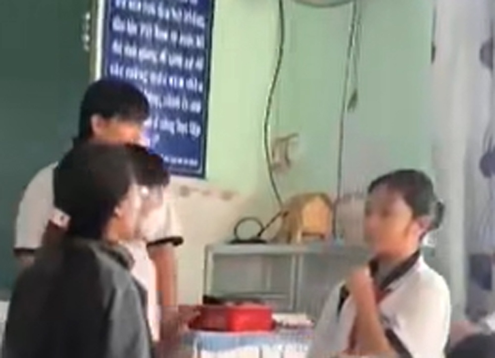 Chan chinh ky cuong trong truong sau vu nu sinh danh nhau hinh anh