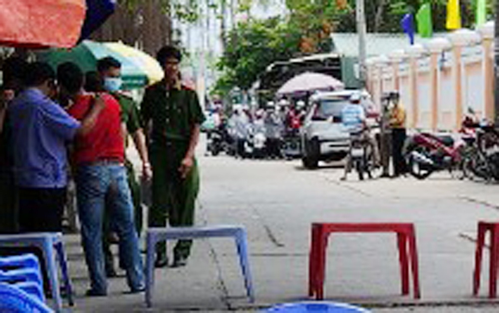 Nam sinh bao tin cho nguoi than sau khi dam chet nguoi hinh anh