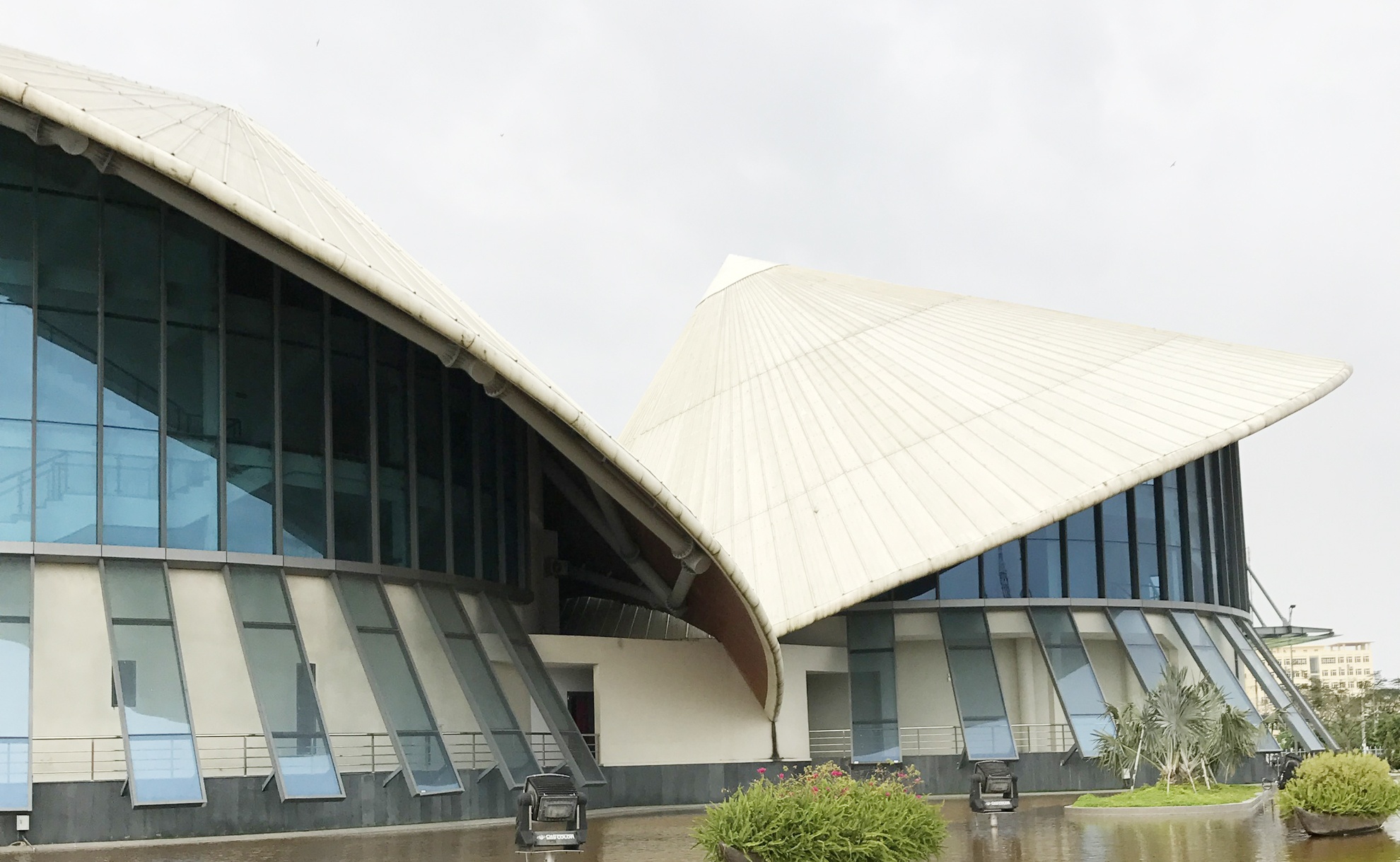 De nghi cach chuc Pho giam doc Nha hat Cao Van Lau hinh anh