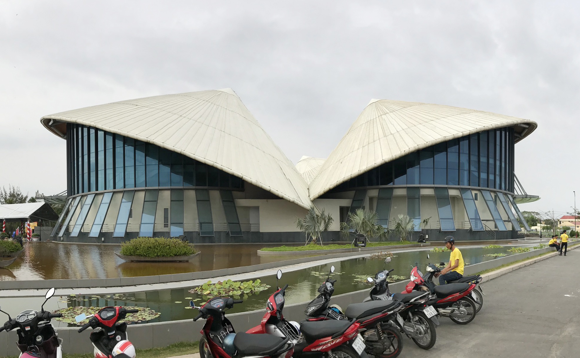 Nha hat Cao Van Lau anh 1