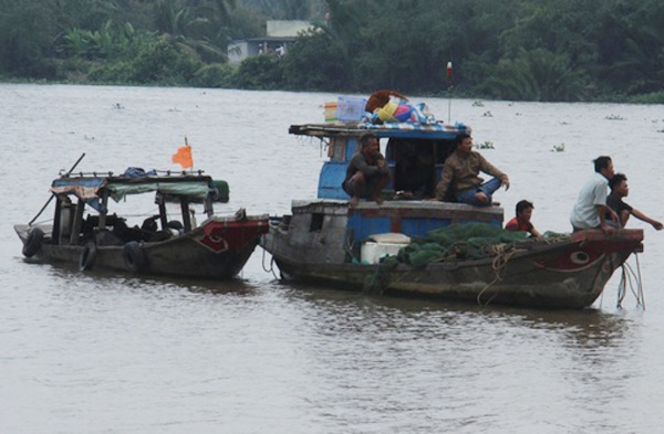 Thieu ta cong an mat tich khi tuan tra tren song hinh anh