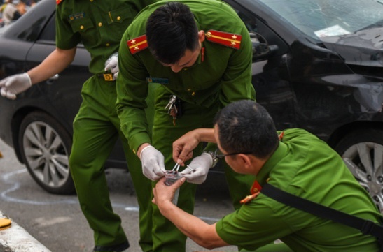 Chong sat hai vo roi keo thi the len giuong dap chan hinh anh