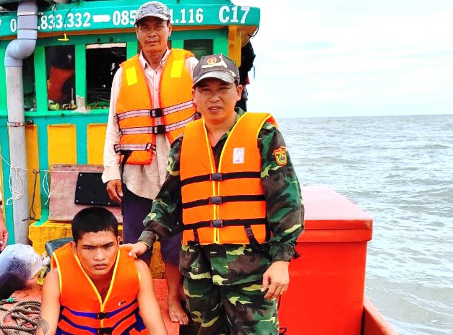 Bo doi bien phong cuu mot nguoi om can nhua troi tren bien hinh anh