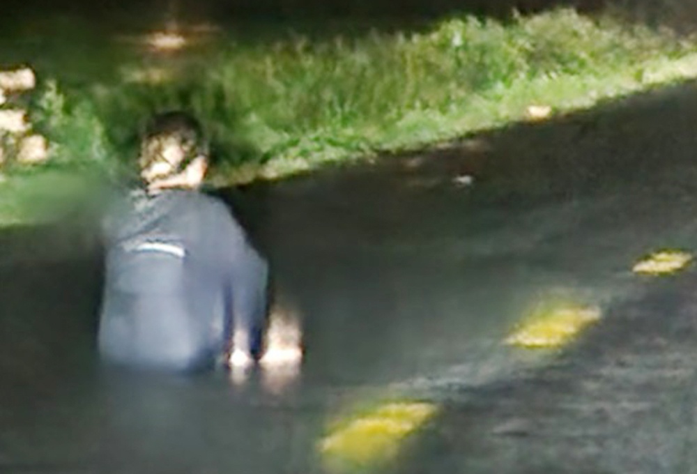 Nhieu oto suyt tong nguoi phu nu ngoi giua duong trong dem hinh anh