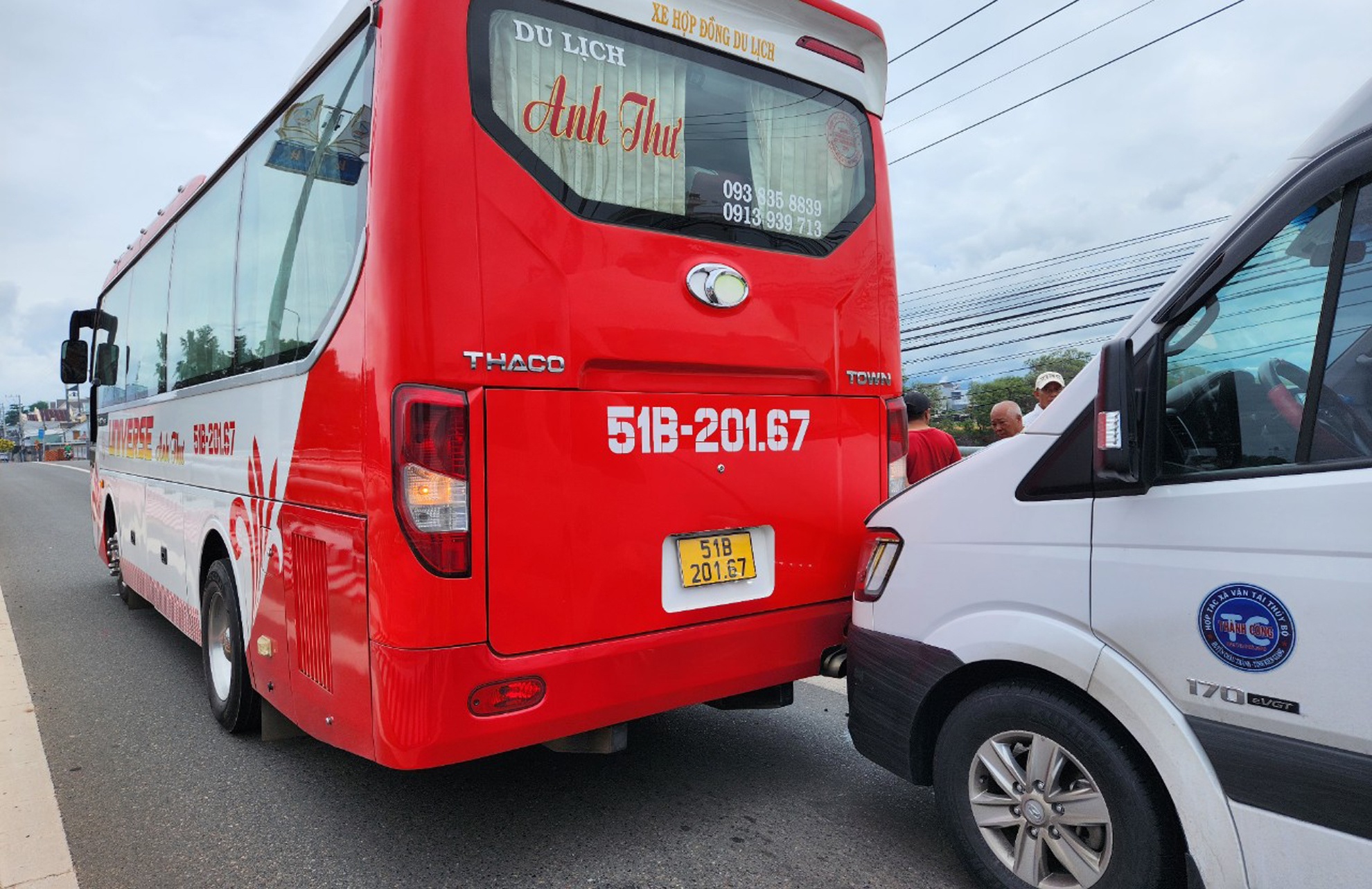 Ket xe gan 3 km sau khi 5 oto tong nhau o Binh Thuan hinh anh