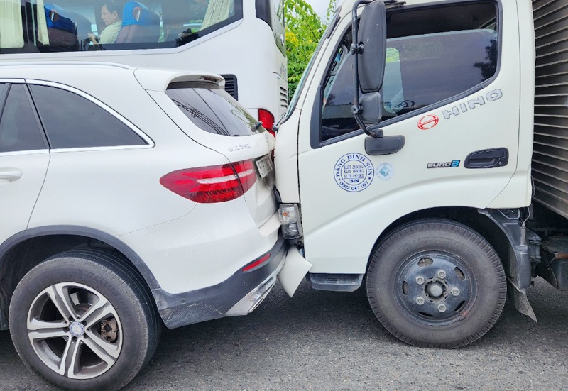 Nhieu oto tong lien hoan gay ket xe gan 3 km o Phan Thiet hinh anh