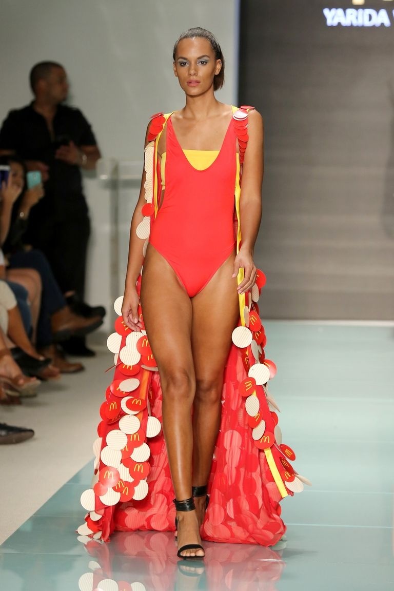 Bất ngờ thương hiệu thức ăn nhanh McDonald's ra mắt bộ sưu tập độc đáo ảnh 4 Bat ngo thuong hieu thuc an nhanh McDonald's ra mat bo suu tap doc dao anh 4