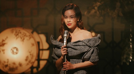 Bien hoa phong cach voi hinh anh dam net retro nhu Ho Ngoc Ha hinh anh