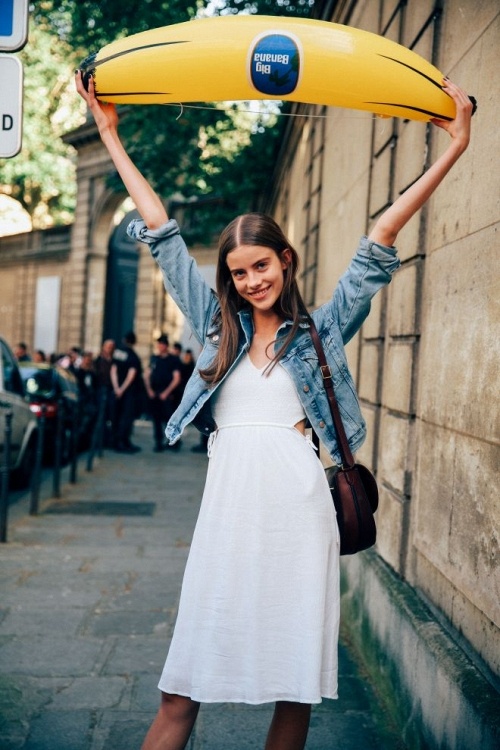 Bí quyết biến hoá phong cách với áo khoác denim ảnh 2 Bi quyet bien hoa phong cach voi ao khoac denim anh 2