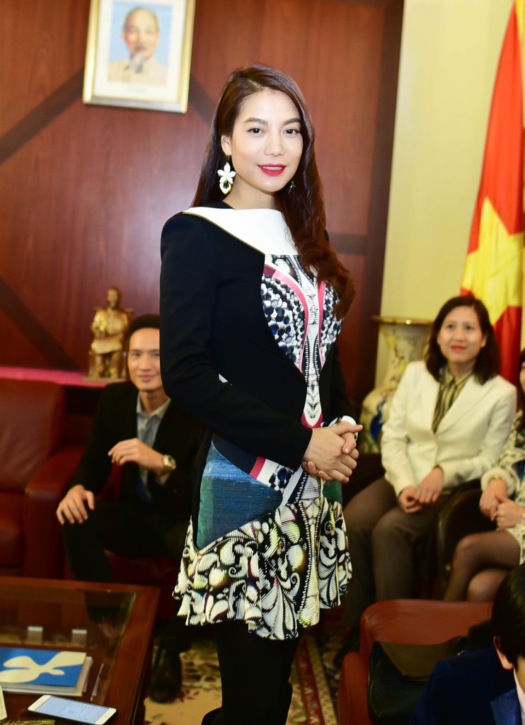 Những bộ trang phục thảm hoạ của Trương Ngọc Anh ảnh 8 Nhung bo trang phuc tham hoa cua Truong Ngoc Anh anh 8