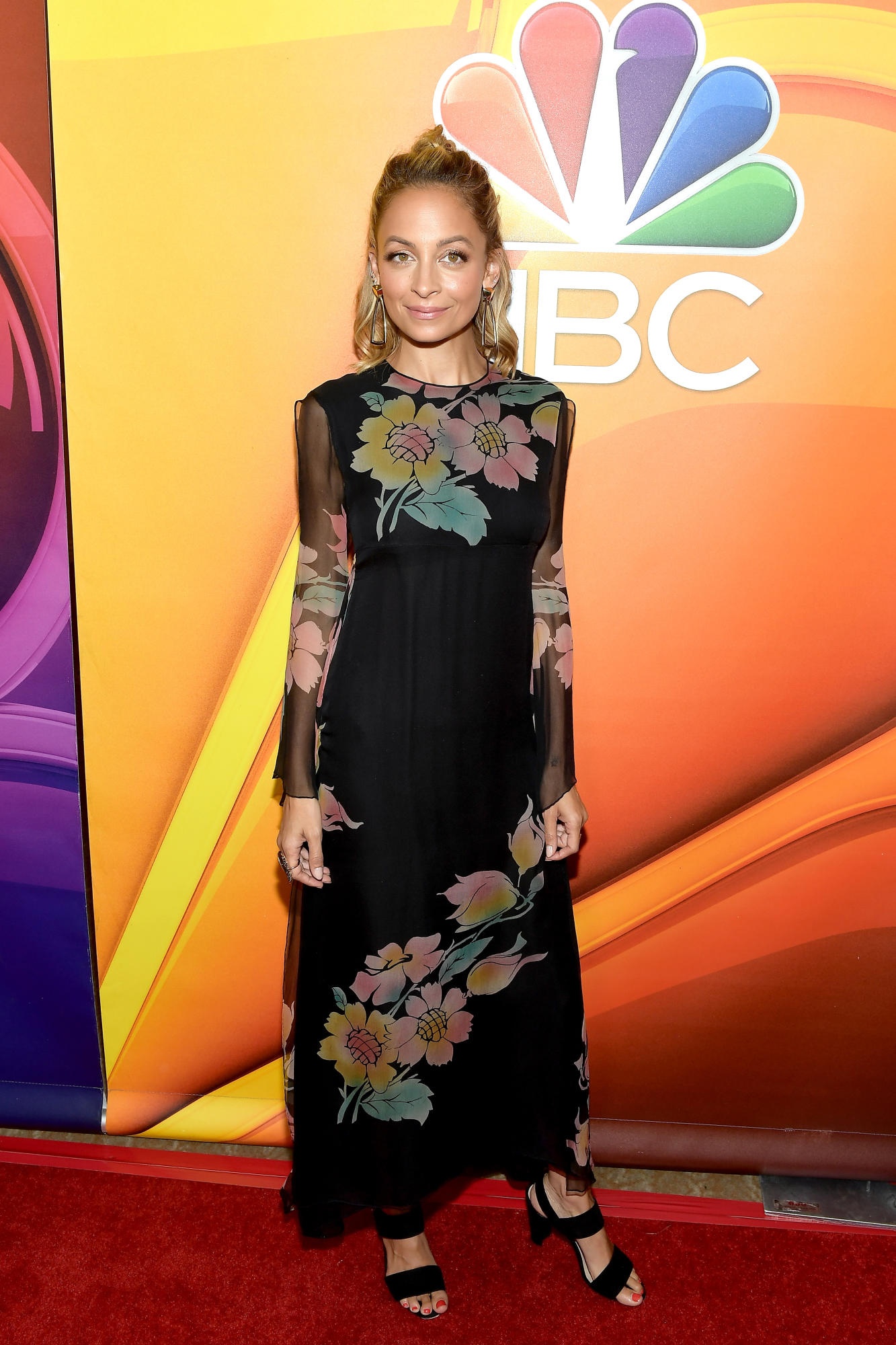 Dan sao ngoai dong loat lang xe trang phuc hoa la tren tham do anh 5