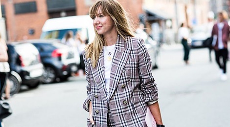 Cach dien chuan blazer ke o trong mua mot nam nay hinh anh