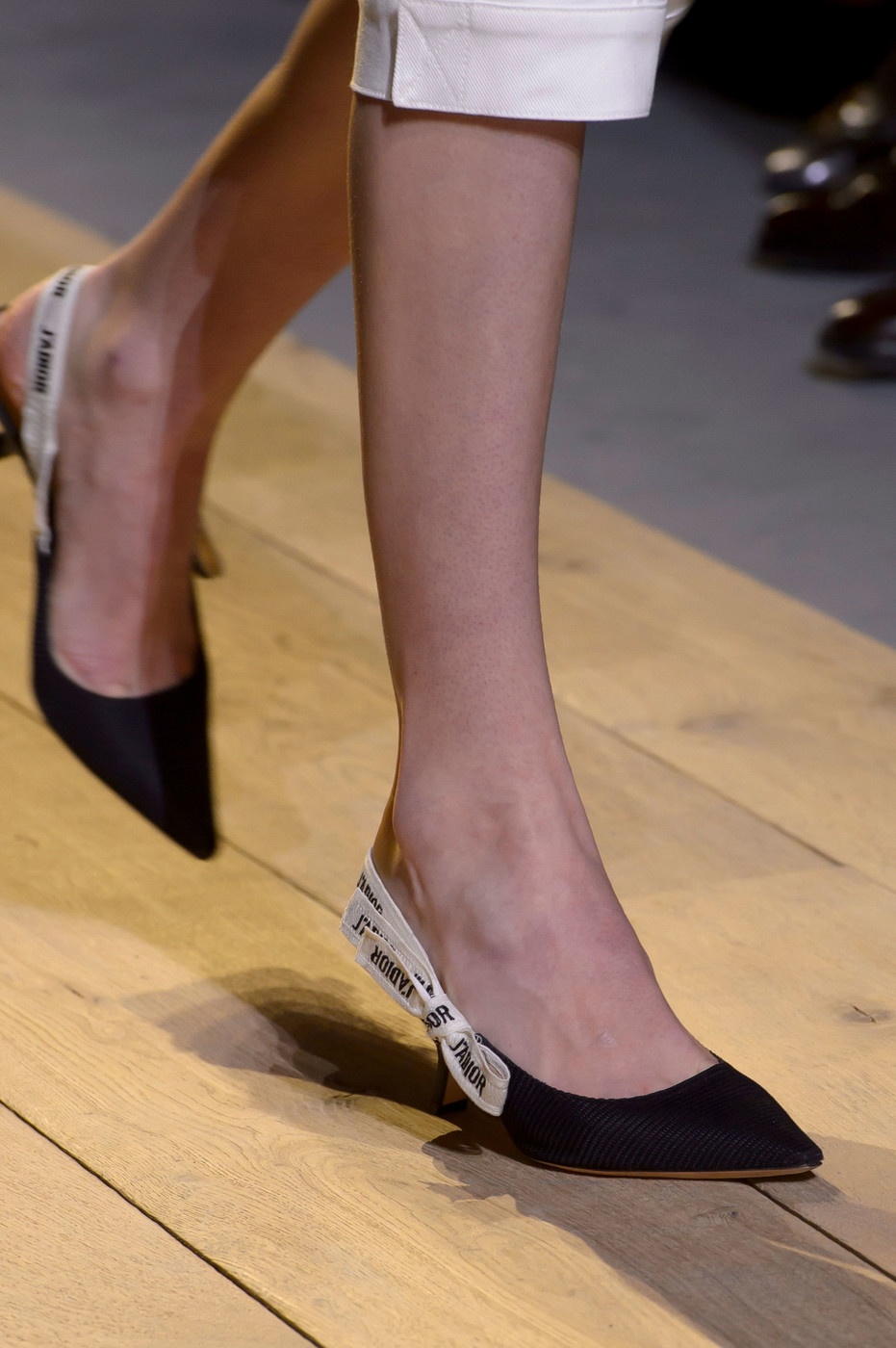 Thu Thao,  Ngoc Trinh dien giay Dior anh 4