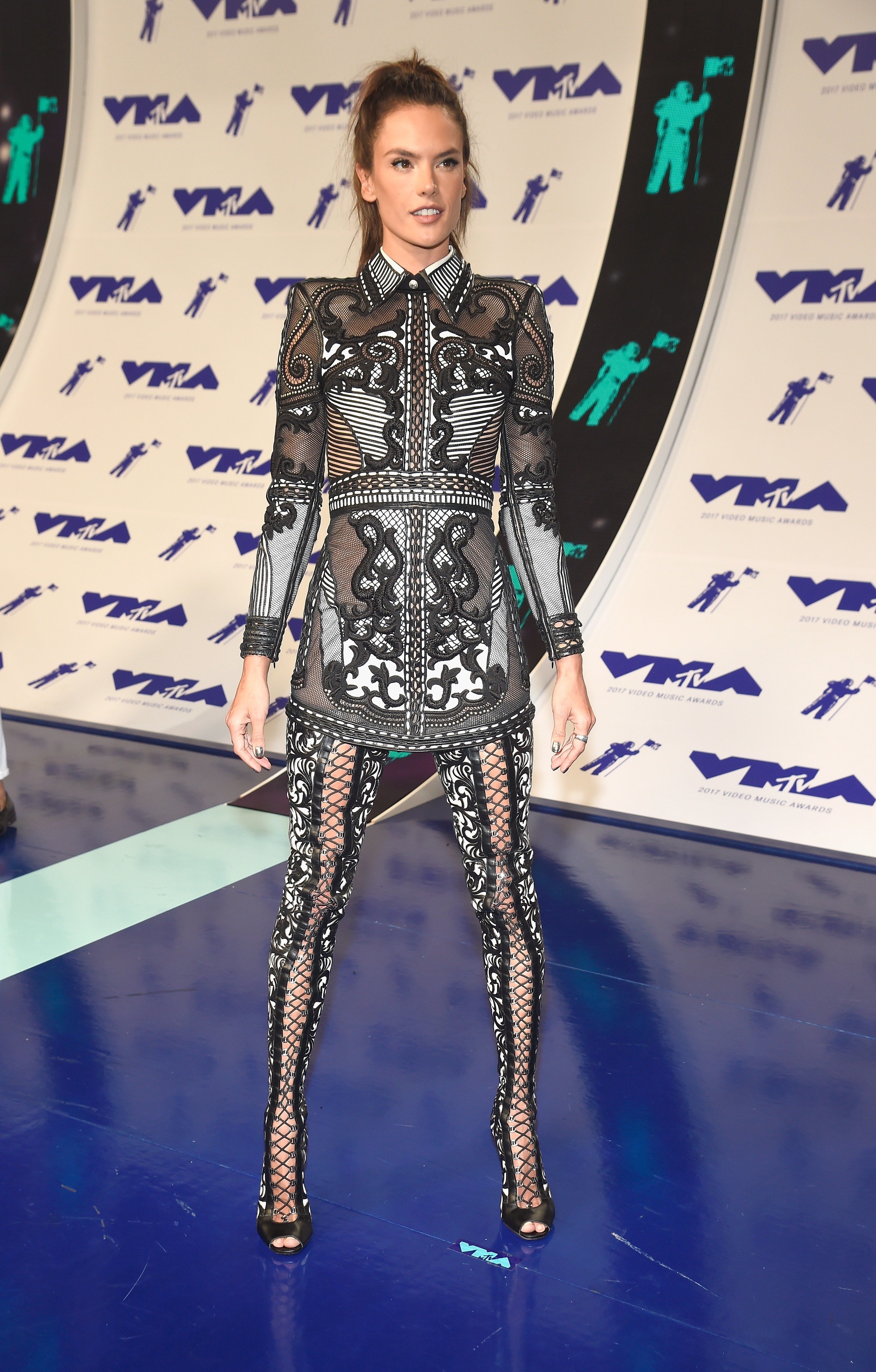 Những bộ cánh đẹp và thảm họa tại lễ trao giải MTV VMAs 2017 ảnh 3 Nhung bo canh dep va tham hoa tai le trao giai MTV VMAs 2017 anh 3