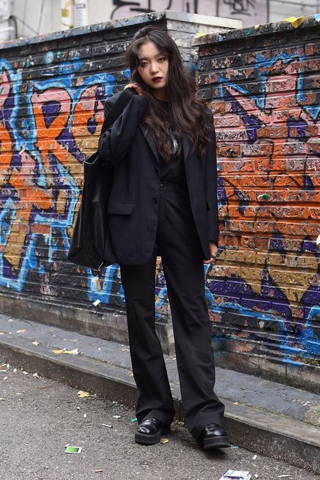 Ao khoac don vai len ngoi tuan qua tai street style Han anh 2