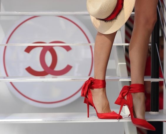 Thanh Hang, Toc Tien dang lang xe mau giay nao? hinh anh