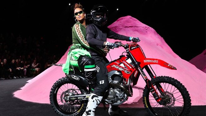Rihanna cuoi moto ket thuc show thoi trang hinh anh