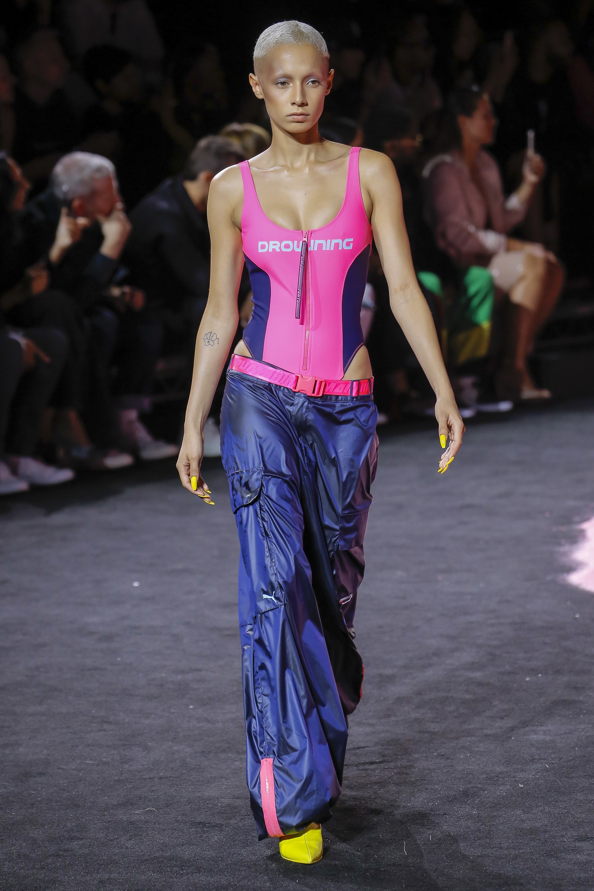 Rihanna cuoi mo to ket show Fenty x Puma anh 3