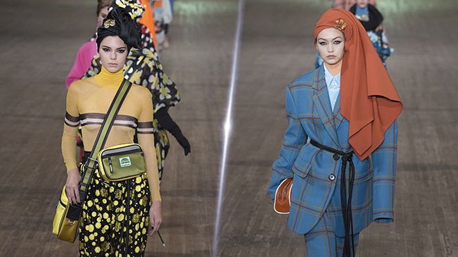 Kendall Jenner, Gigi Hadid hoa phu nu An Do tren san catwalk hinh anh