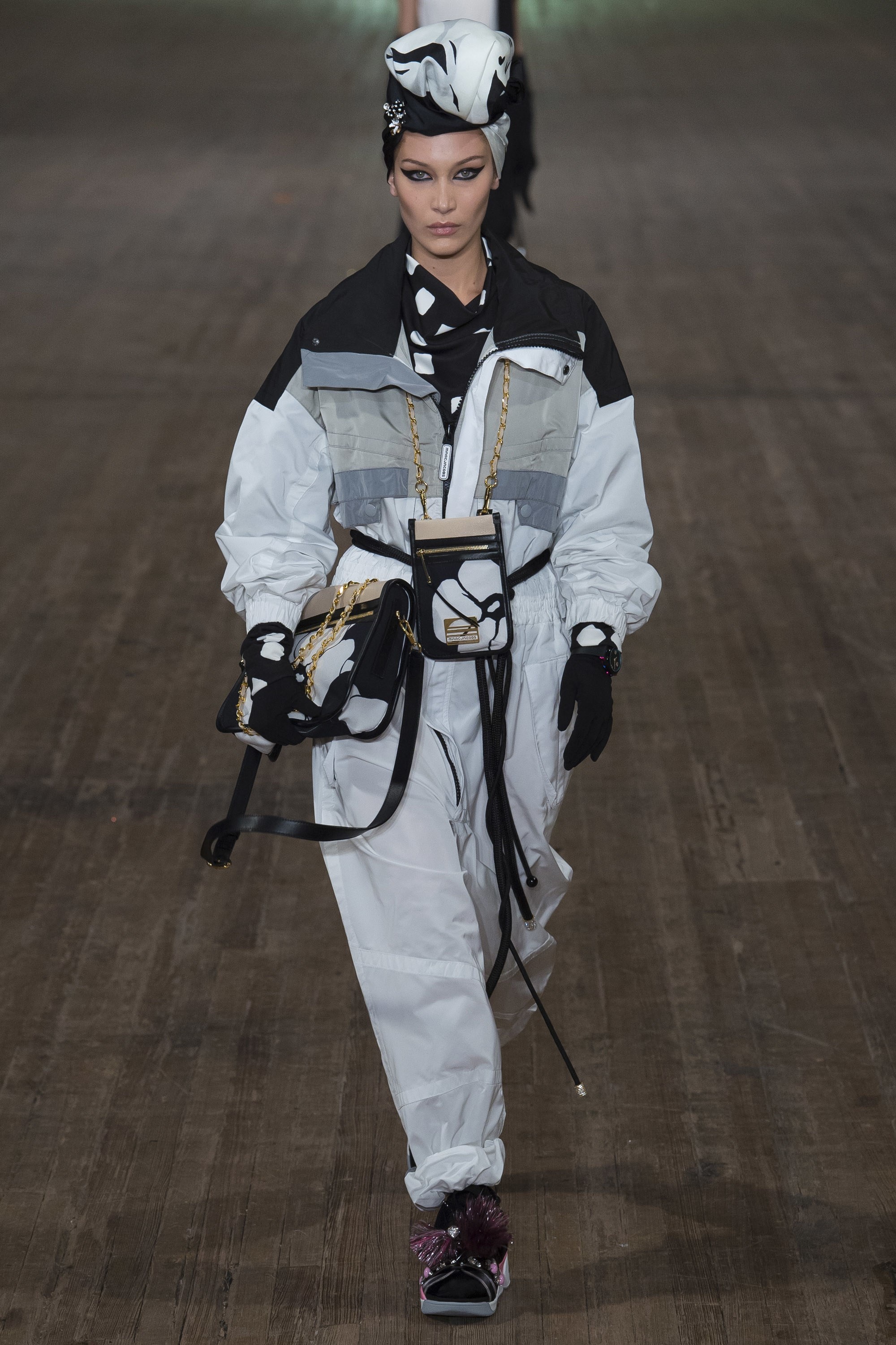 Kendall Jenner Gigi Hadid dien show Marc Jacobs anh 3