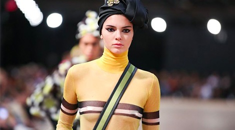 Trao luu khoe nguc quay tro lai san dien New York 2018 hinh anh