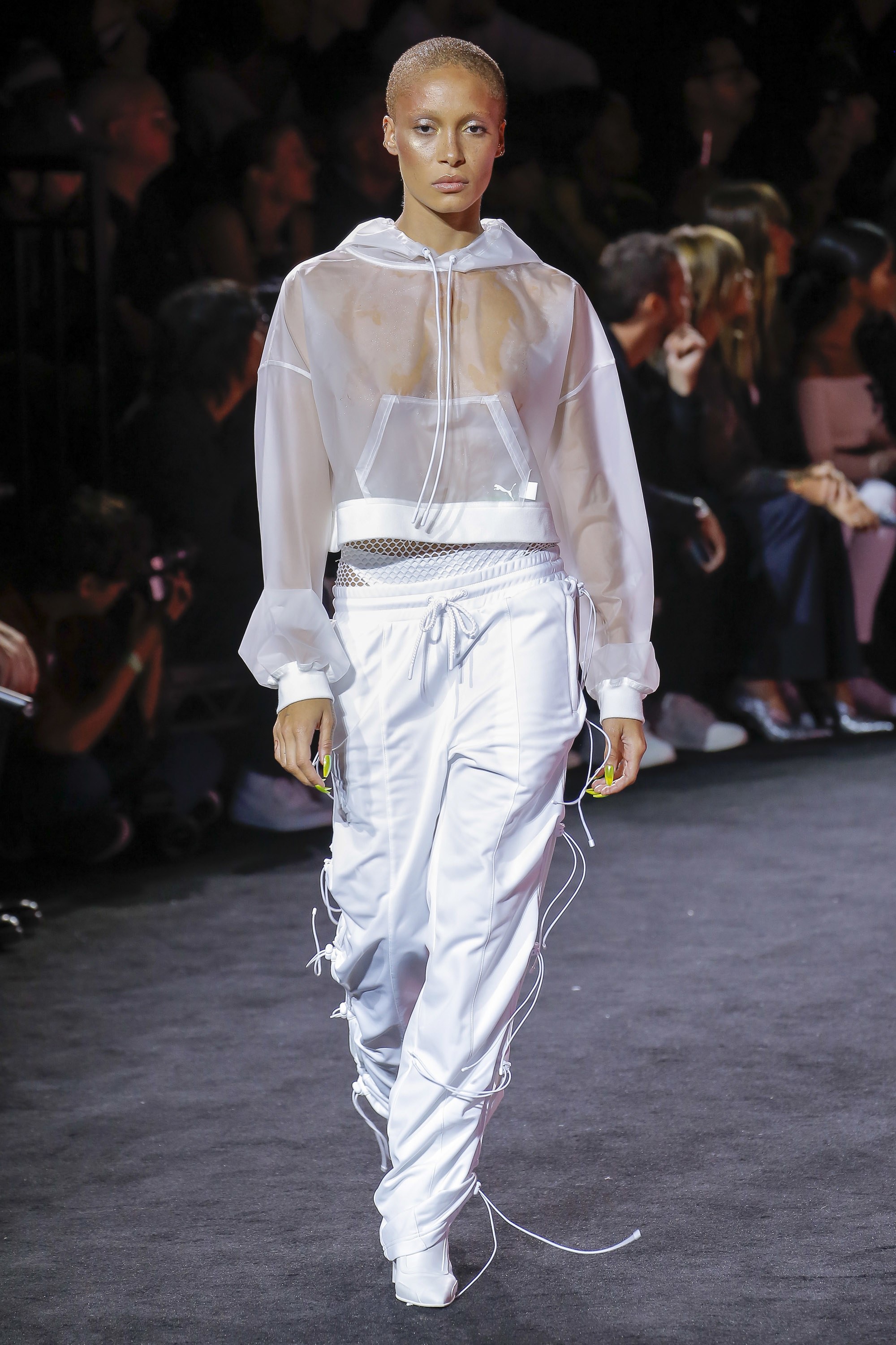 Trao luu tha nguc rong quay tro lai san dien thoi trang xuan he 2018 anh 7