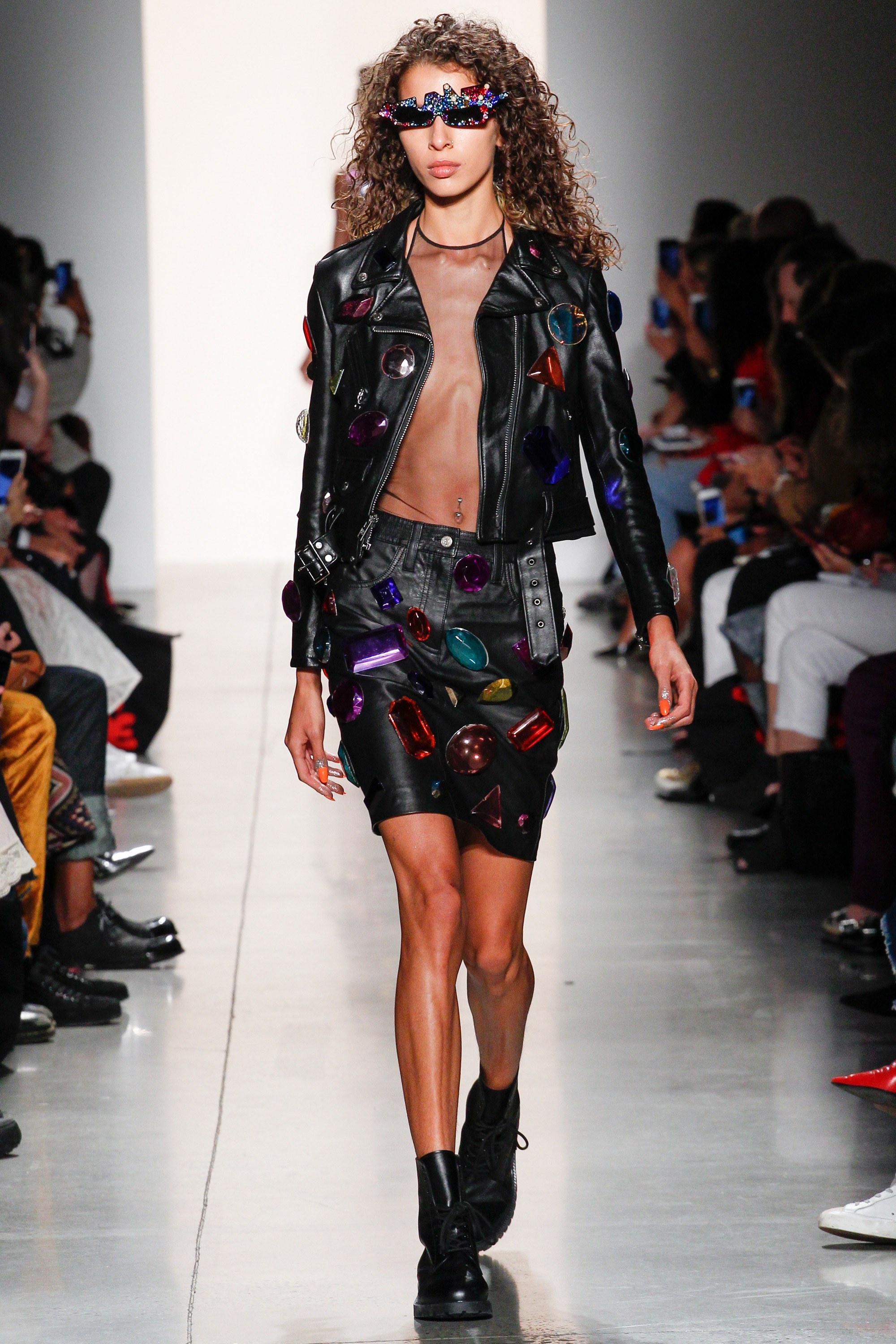 Trao luu tha nguc rong quay tro lai san dien thoi trang xuan he 2018 anh 2