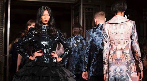 Nguoi mau Kim Nhung, Trang Pham tan cong san dien London 2018 hinh anh