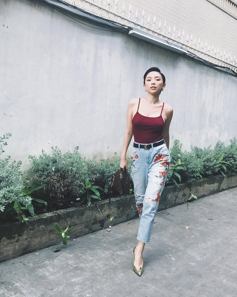 Dan sao Viet bien tau trang phuc voi chiec quan jeans anh 3