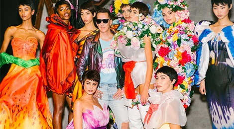 Hau truong show dien Moschino xuan he 2018 hinh anh