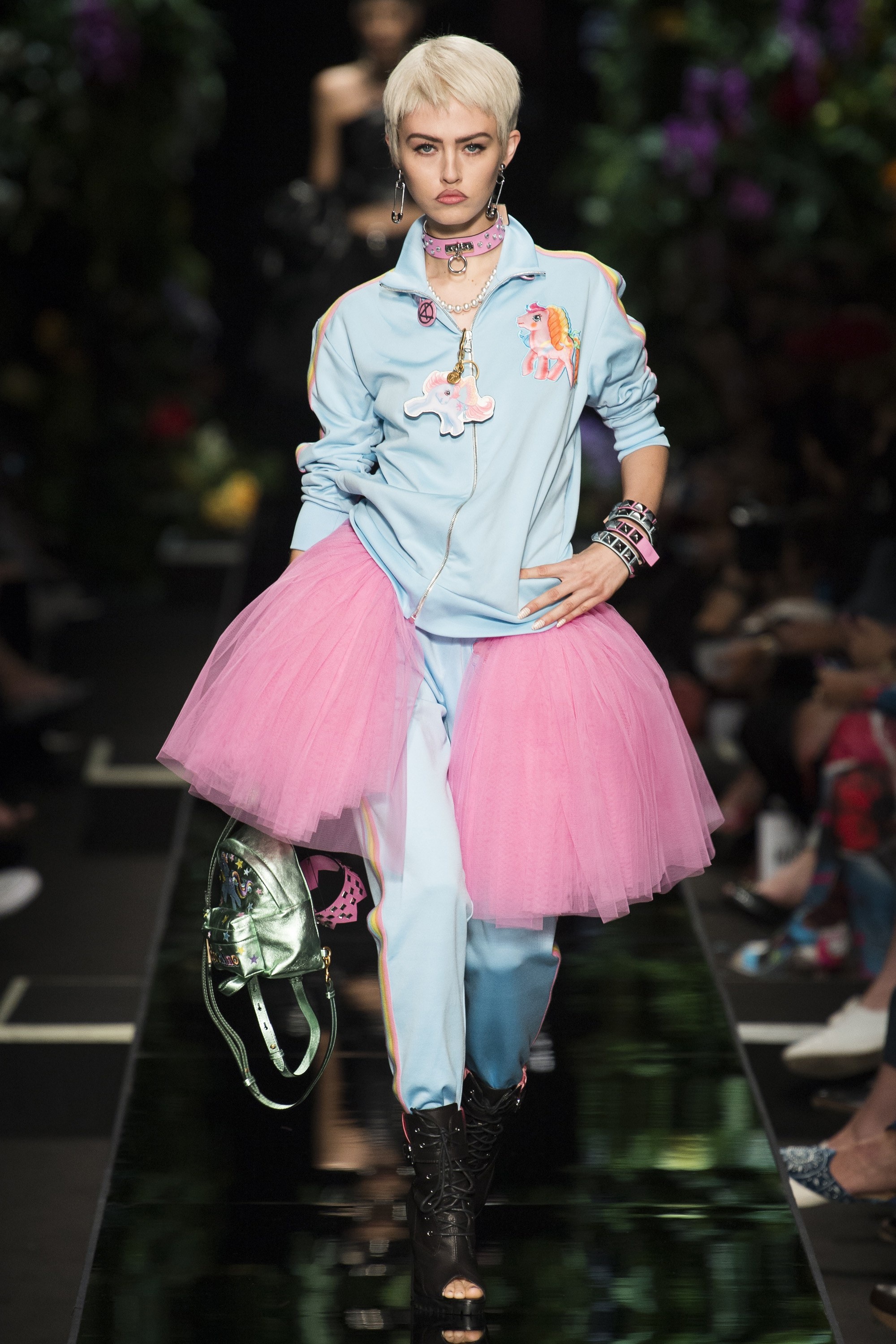 Moschino ra mat bo suu tap lay cam hung tu 100 nam truoc anh 7