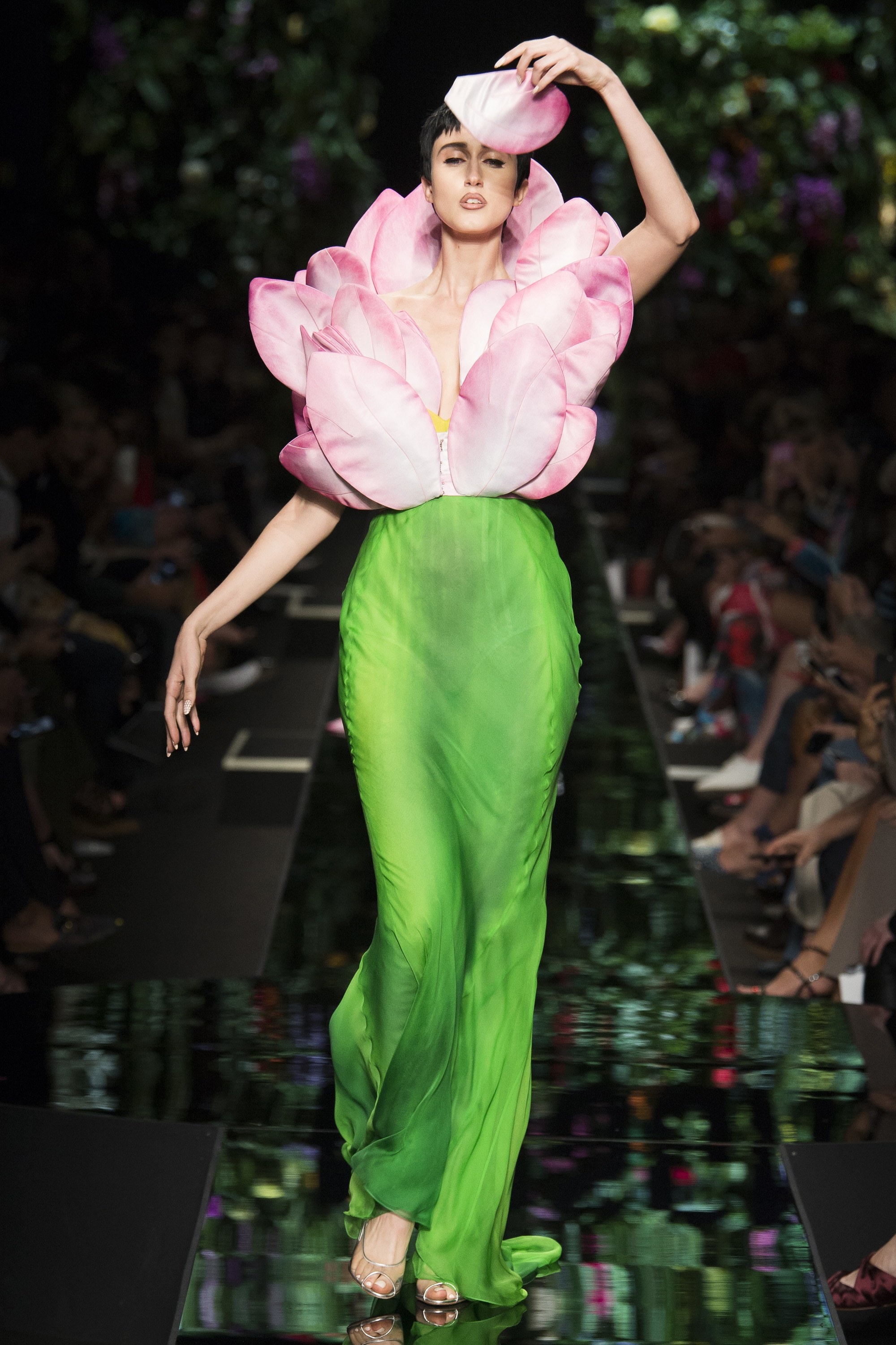 Moschino ra mat bo suu tap lay cam hung tu 100 nam truoc anh 10