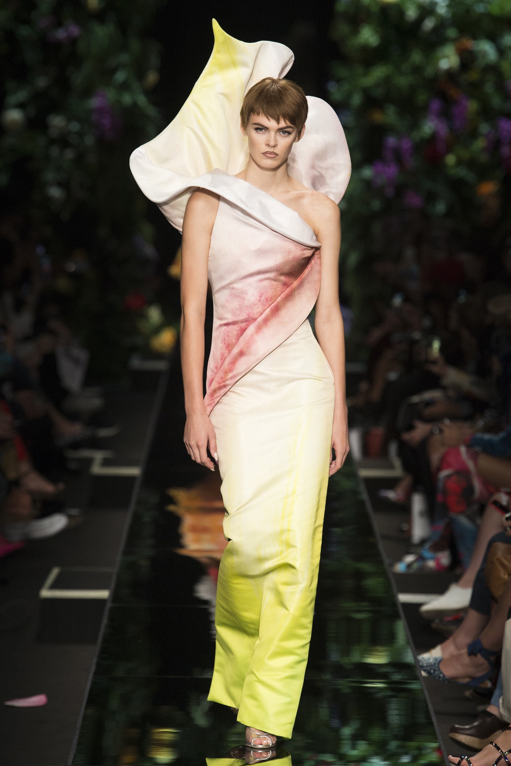 Moschino ra mat bo suu tap lay cam hung tu 100 nam truoc anh 11