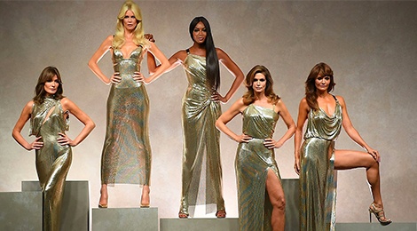 Dan sieu mau huyen thoai toa sang trong buoi trinh dien Versace hinh anh