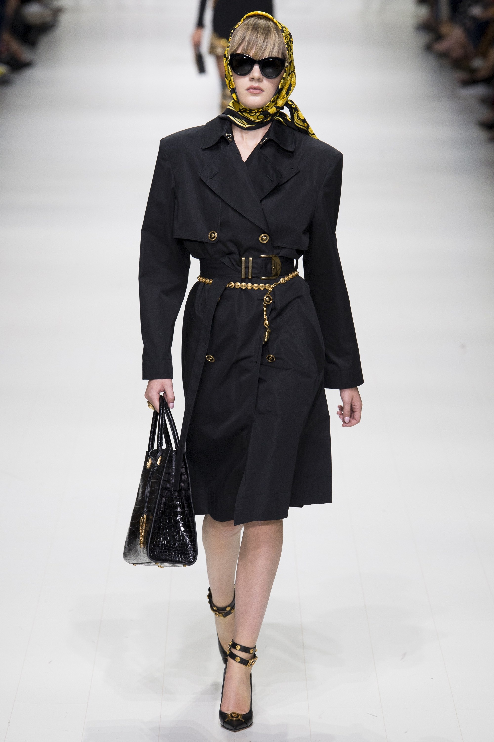 Khoanh khac huyen thoai xuat hien trong show dien Versace anh 4