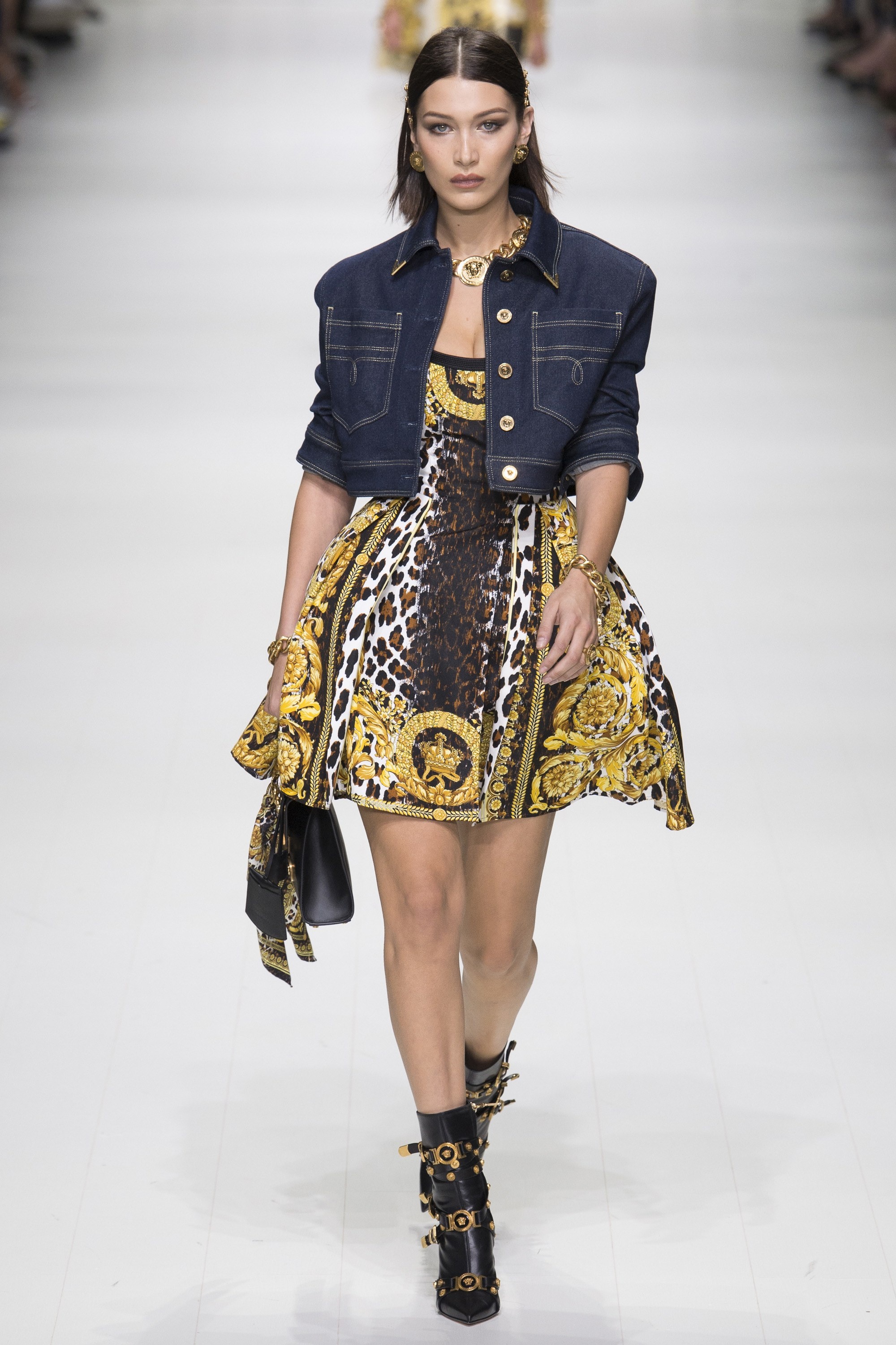 Khoanh khac huyen thoai xuat hien trong show dien Versace anh 6