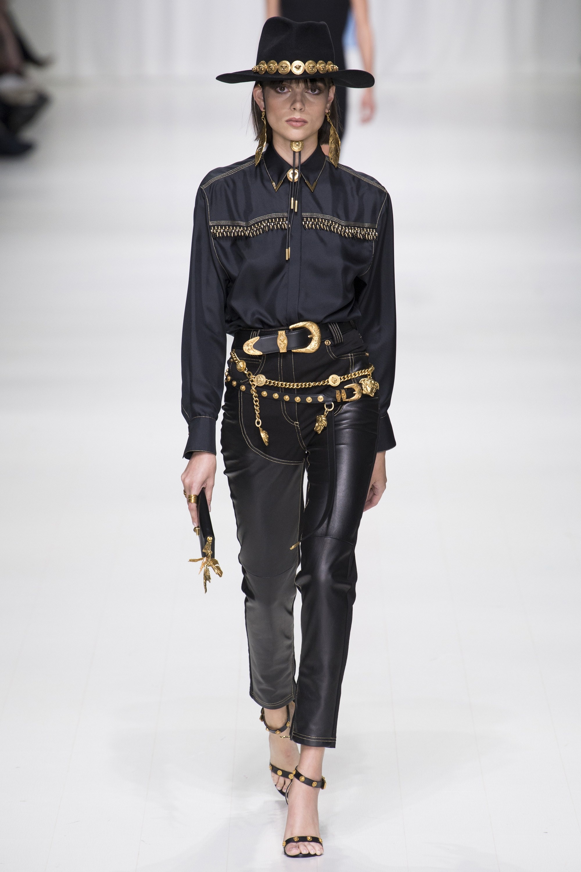 Khoanh khac huyen thoai xuat hien trong show dien Versace anh 7