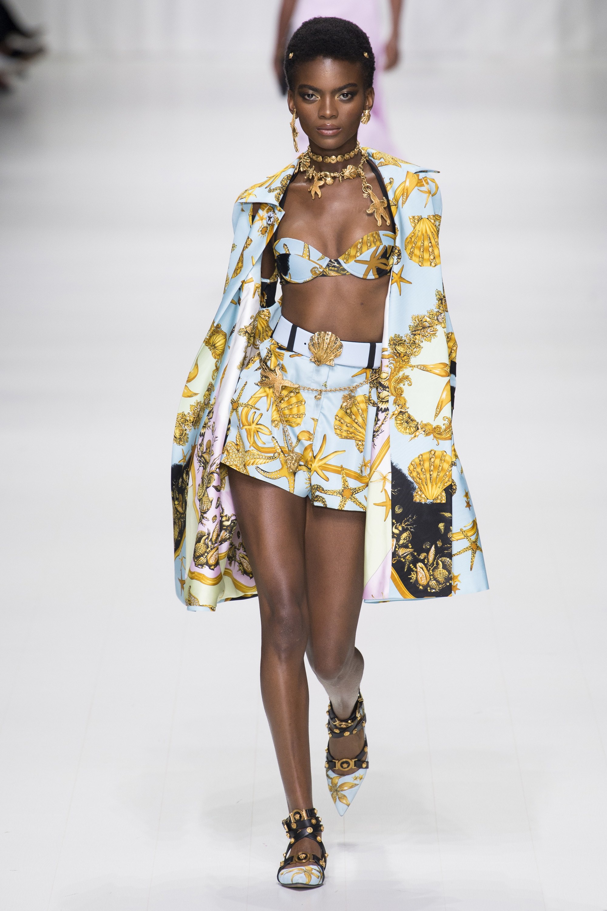 Khoanh khac huyen thoai xuat hien trong show dien Versace anh 8